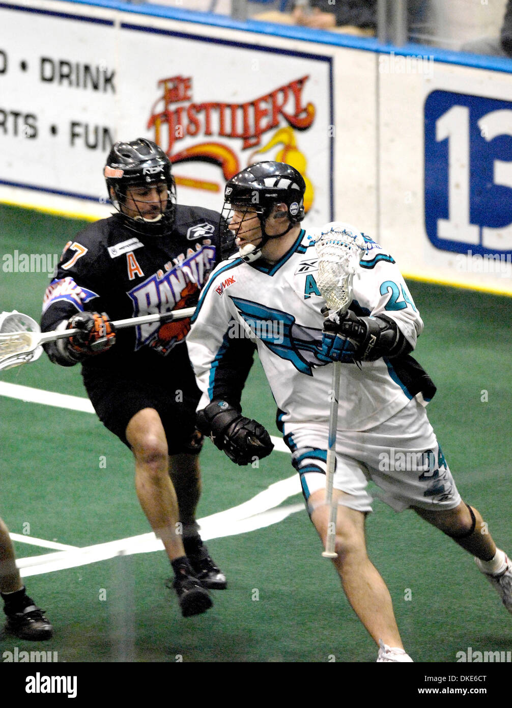 27. April 2007: Buffalo Bandits bei Rochester Teilen in einem National Lacrosse League East Division Finale Matchup. Die Banditen besiegt Teilen 14-13 in der Overtime vor hektischen 8.558 Blue Cross Arena in Rochester, New York. Rochester ist John Grant (24) und Buffalos Kyle Laverty (17) in Aktion. (Kredit-Bild: © Alan Schwartz/Cal-Sport-Medien) Stockfoto