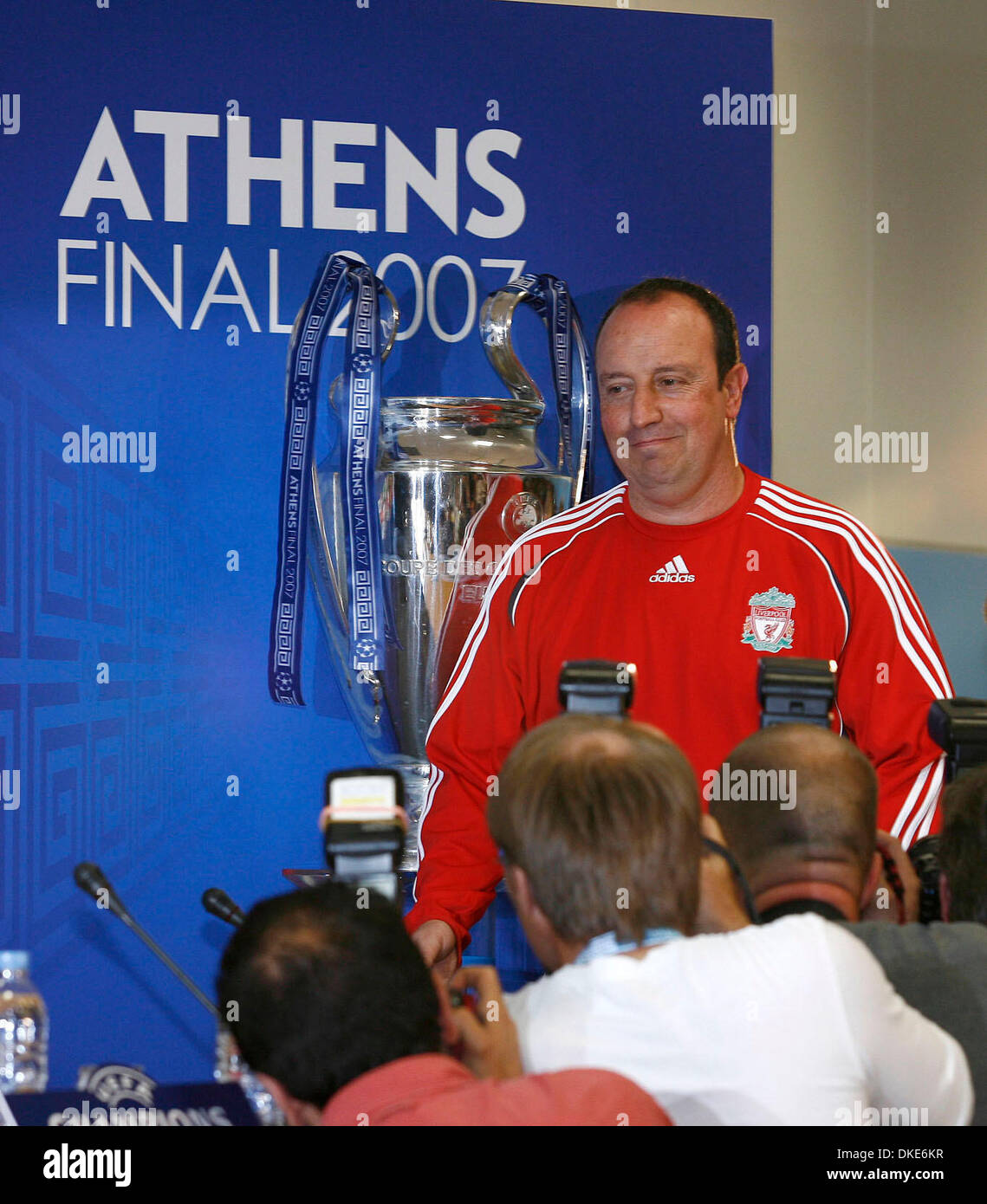 Liverpool Manager Rafael Benitez tritt eine Pressekonferenz und geht vorbei an der UEFA Champions League Trophy (Credit-Bild: © Fotograf/Cal Sport Media) Stockfoto