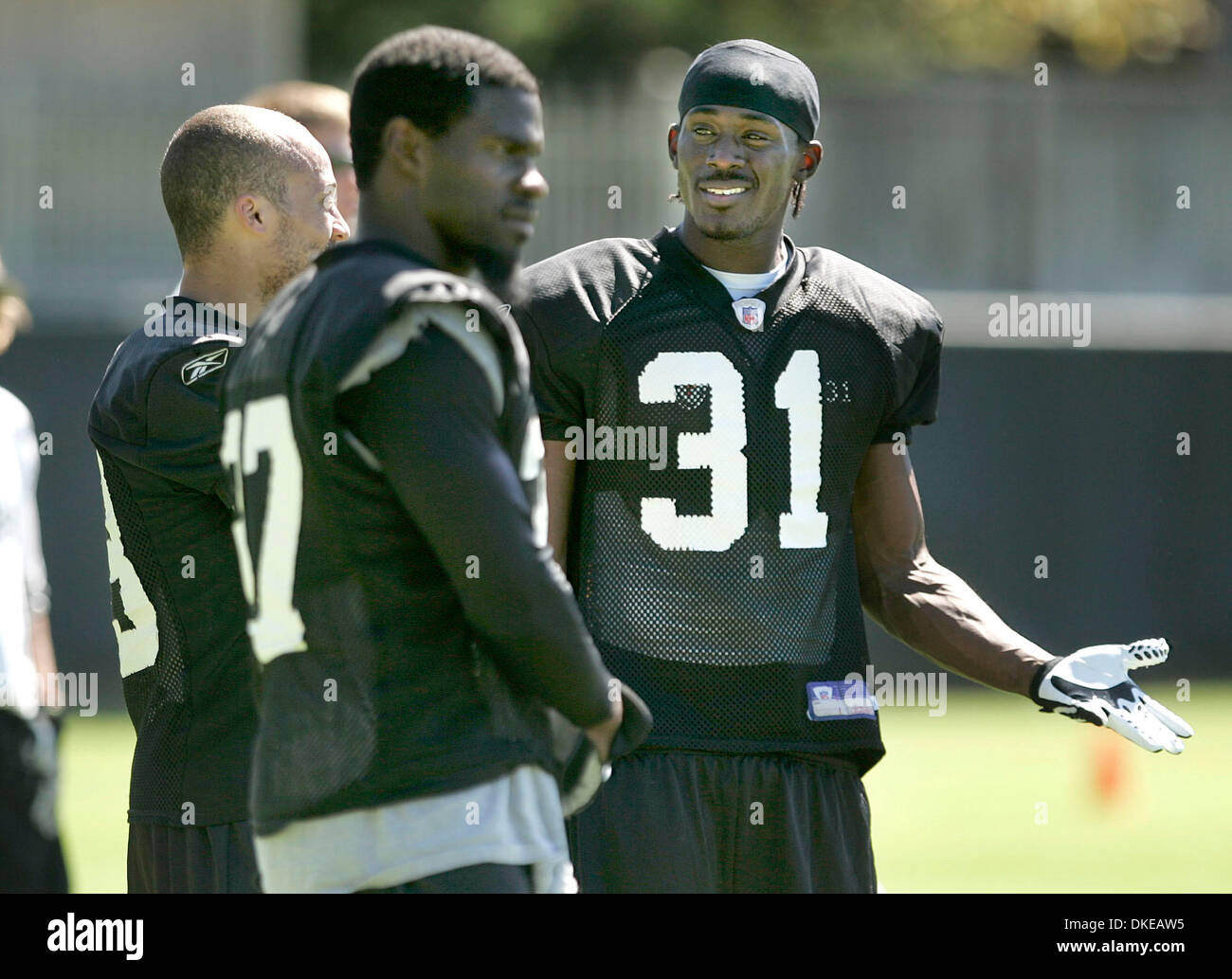 MITTWOCH, 15. AUGUST 2007. NAPA, KALIFORNIEN-. Oakland Raiders Sicherheit spricht Hiram Eugene mit Teamkollegen Chris Johnson, links, und Albert Toeaina, Zentrum, während eines Bohrers in Praxis. Eugene kehrte Abfangen von 36 Yards zum Touchdown am Samstag NFL Preseason Auftaktspiel gegen Arizona lief... Lianne Milton/registrieren. (Kredit-Bild: © Napa Valley Register/ZUMApress.com) Stockfoto