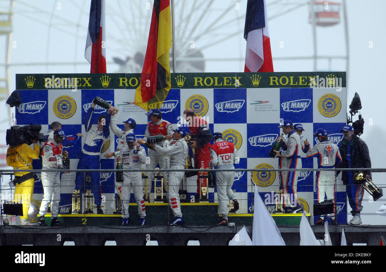 17. Juni 2007 - Le Mans, Frankreich - Podium feiern, Gewinner EMMANUELE PIRRO, FRANK BIELA, MARCO WERNER, für Audi Sport, zweiter Platz, SEBASTIEN BOURDAIS, PEDRO LAMY und STEPHANE SARRAZIN für Peugeot Sport und ROMAIN DUMAS, EMMANUEL COLLARD, JEAN-CHRISTOPHE GEMÜSEMUS für Pescarolo Sport bei den 24 Stunden von Le Mans, Sonntag, 17. Juni 2007.  (Kredit-Bild: © Rainier Ehrhardt/ZUMAPRESS.c Stockfoto