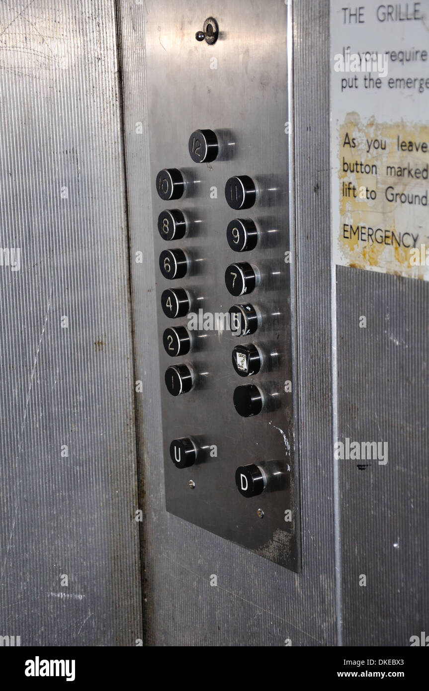 Nummerierte Schaltflächen in einem Aufzug über ein Muli-geschossiges flach Stockfoto