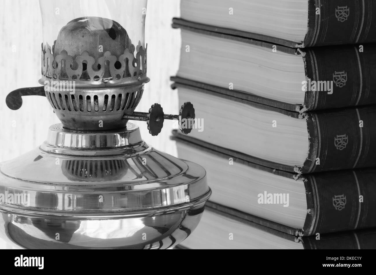 Altes Buch Bände gestapelt neben einem alten Öl gefüllt Lampe. Stockfoto