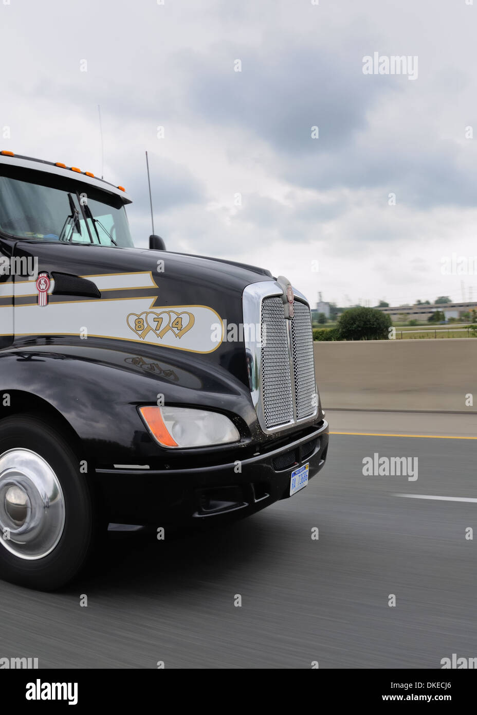 Vorderseite des großen LKW Umzug als Geschwindigkeit auf der Autobahn in Ontario, Kanada Stockfoto