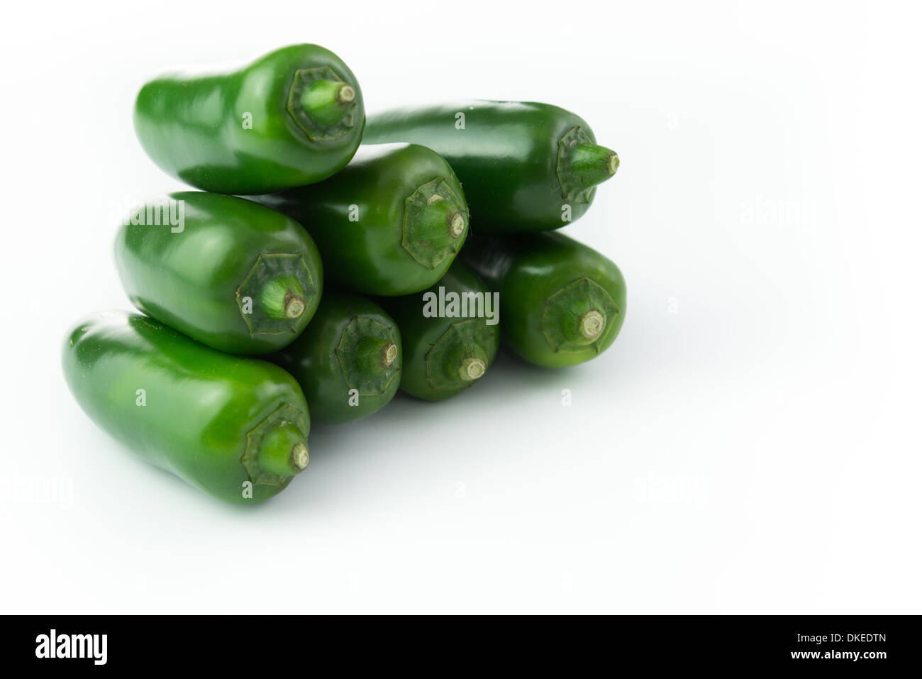 Stapel von grüne Jalapeño auf weißem Hintergrund mit Beschneidungspfad Stockfoto