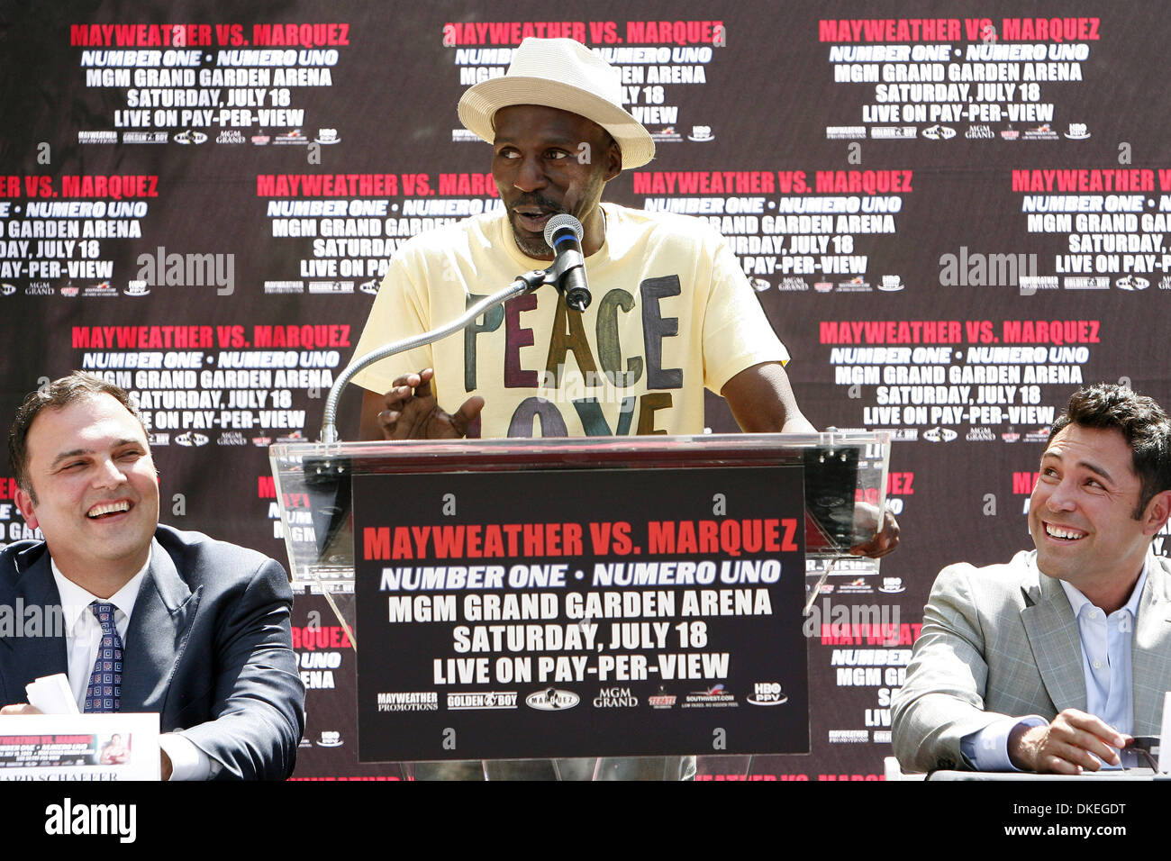 18. Mai 2009 - Los Angeles, Kalifornien, USA - CEO von Golden Boy Promotions RICHARD SCHAEFER, links, OSCAR DE LA HOYA, rechts hört, hören wie Box-Trainer ROGER MAYWEATHER bei einer Pressekonferenz zur Ankündigung der bevorstehenden Kampfes zwischen seinem Neffen Floyd Mayweather Jr. und Juan Manuel Marquez am 18. Mai 2009 in Los Angeles, Kalifornien spricht. Der Kampf statt findet in der MGM-Gran Stockfoto