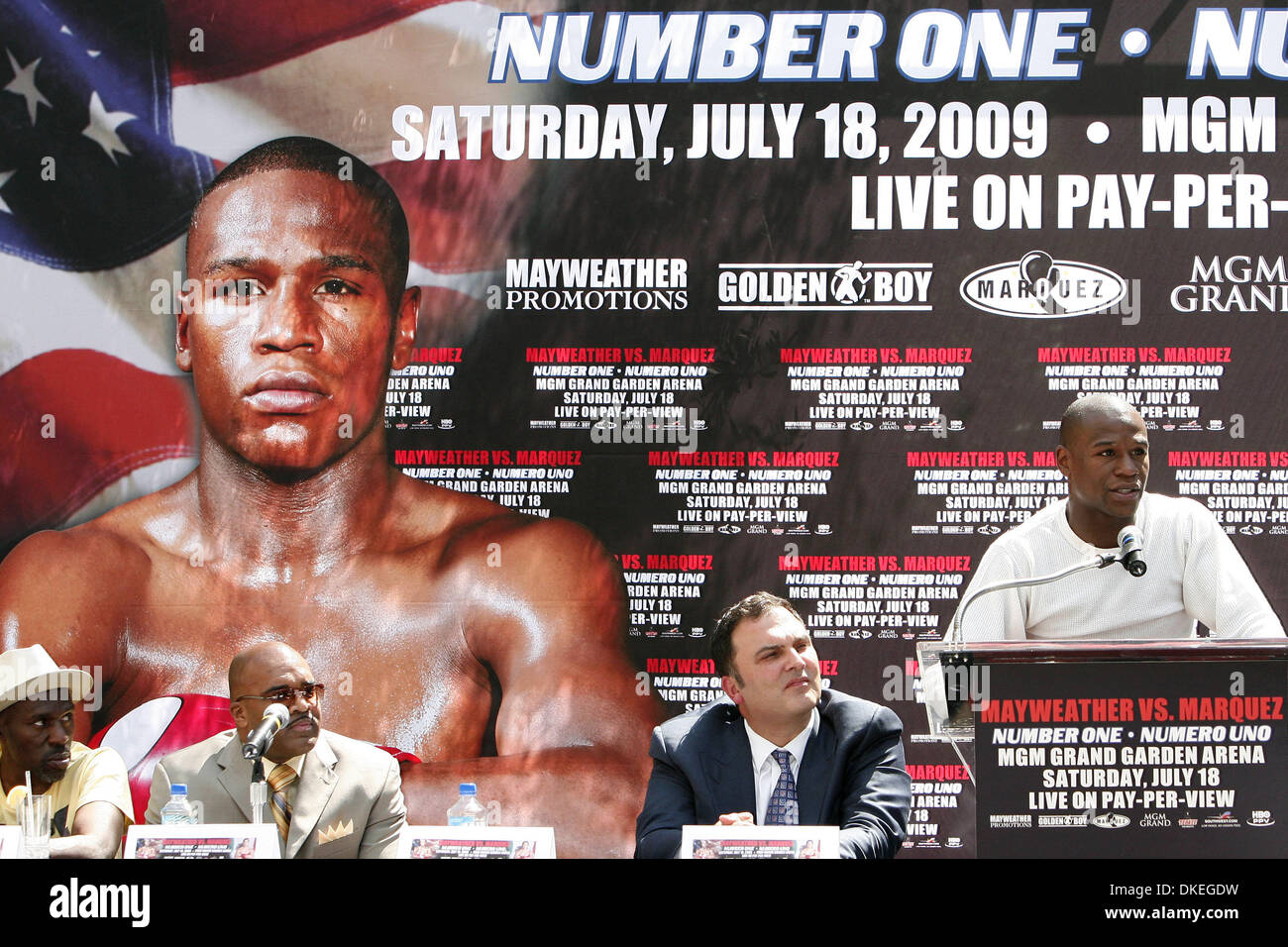 18. Mai 2009 - Los Angeles, Kalifornien, USA - (L-R) Box-Trainer, ROGER MAYWEATHER, CEO von Golden Boy Promotions RICHARD SCHAEFER, CEO von Mayweather Promotions und LEONARD ELLERBE hören wie FLOYD MAYWEATHER JR. spricht auf einer Pressekonferenz, die Ankündigung der bevorstehenden Kampfes zwischen ihm und Juan Manuel Marquez am 18. Mai 2009 in Los Angeles, Kalifornien. Der Kampf findet in der Stockfoto