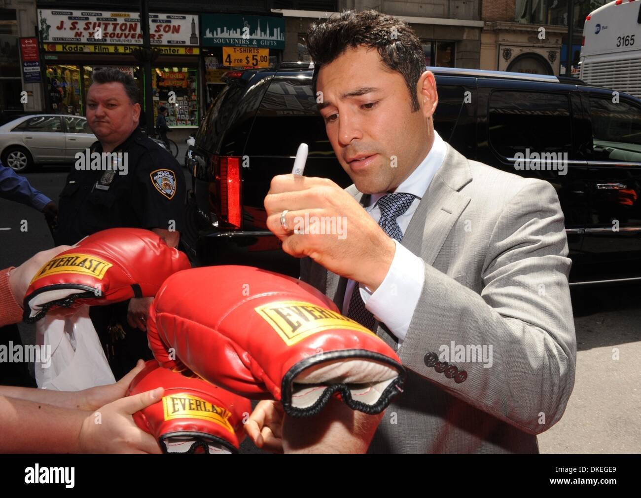 19. Mai 2009 - Manhattan, New York, USA - OSCAR DE LA HOYA gibt Autogramme, wie das Empire State Building hält eine Pressekonferenz angekündigt, dass sechs Mal Weltmeister in fünf Gewichtsklassen, die Floyd "Money" Mayweather wieder in den Sport zu Gesicht Fünfzeit Welt Weltmeister in drei Gewichtsklassen Juan Manuel "Dinamita" Marquez in einem 12-Runden-Kampf am Samstag, 18. Juli an der M Stockfoto