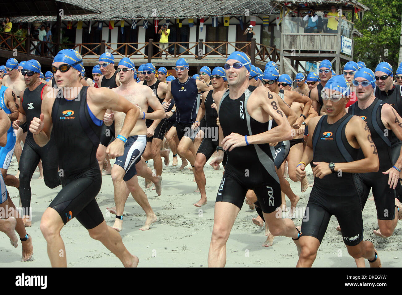 23. Mai 2009 - Bintan, Riau-Inseln, Indonesien - Teilnehmer konkurrieren in Bintan Triathlon 2009 für olympic-Klasse in Bintan, Indonesien. Mehr als 1300 Teilnehmern aus 20 Ländern beteiligen sich das Sportereignis. (Kredit-Bild: © Yuli Seperi/ZUMA Press) Stockfoto