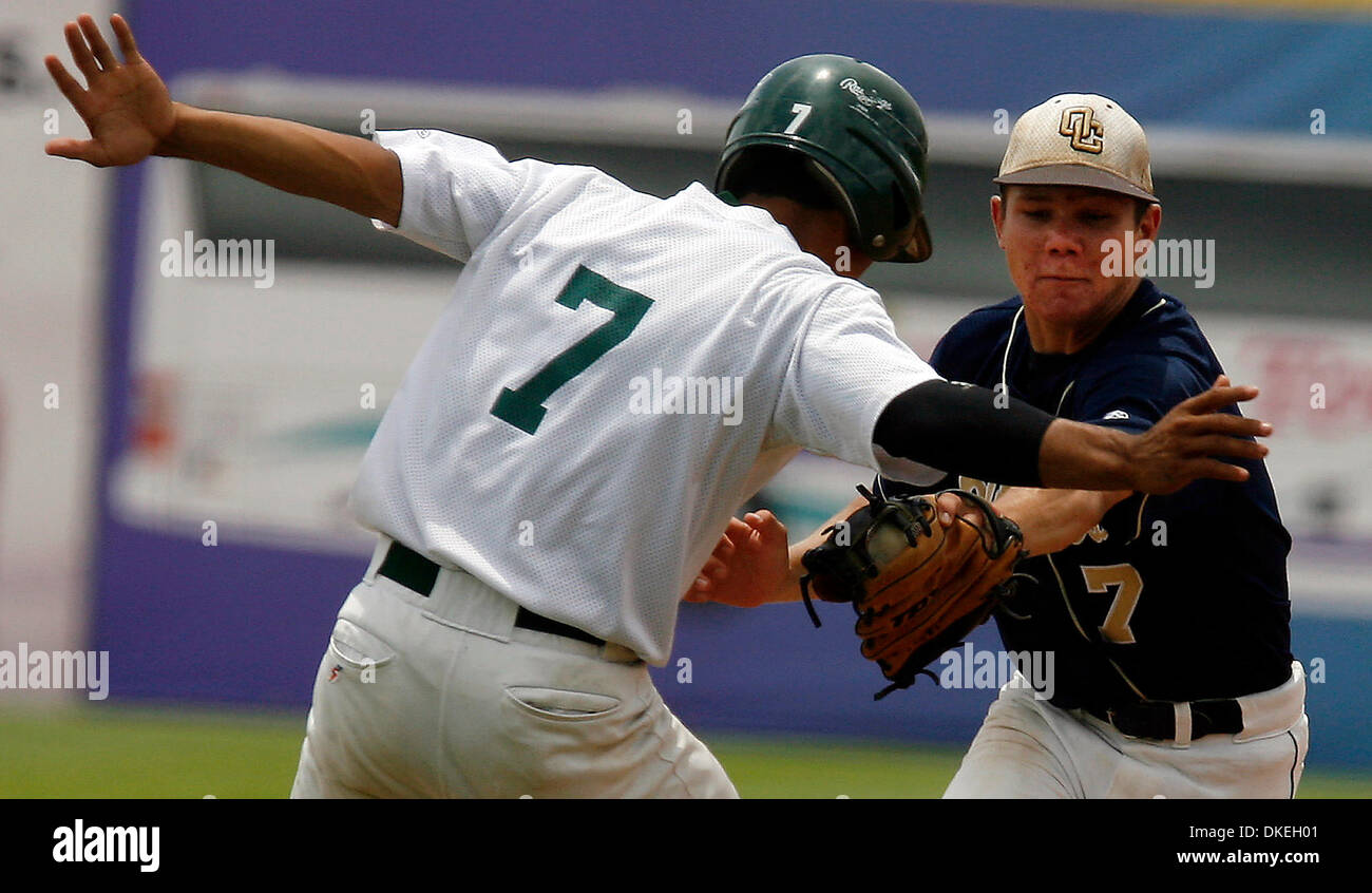 O'Connors Jacob Galm (rechts) Stichwörter Reagans Derrick Wände für eine zwischen ersten und zweiten Basen in Spiel 2 der ihre 5A dritte Runde Baseballspiel im Wolff-Stadion am Samstag, 23. Mai 2009. Kin Mann Hui/kmhui@express-news.net (Credit-Bild: © San Antonio Express-News/ZUMA Press) Stockfoto