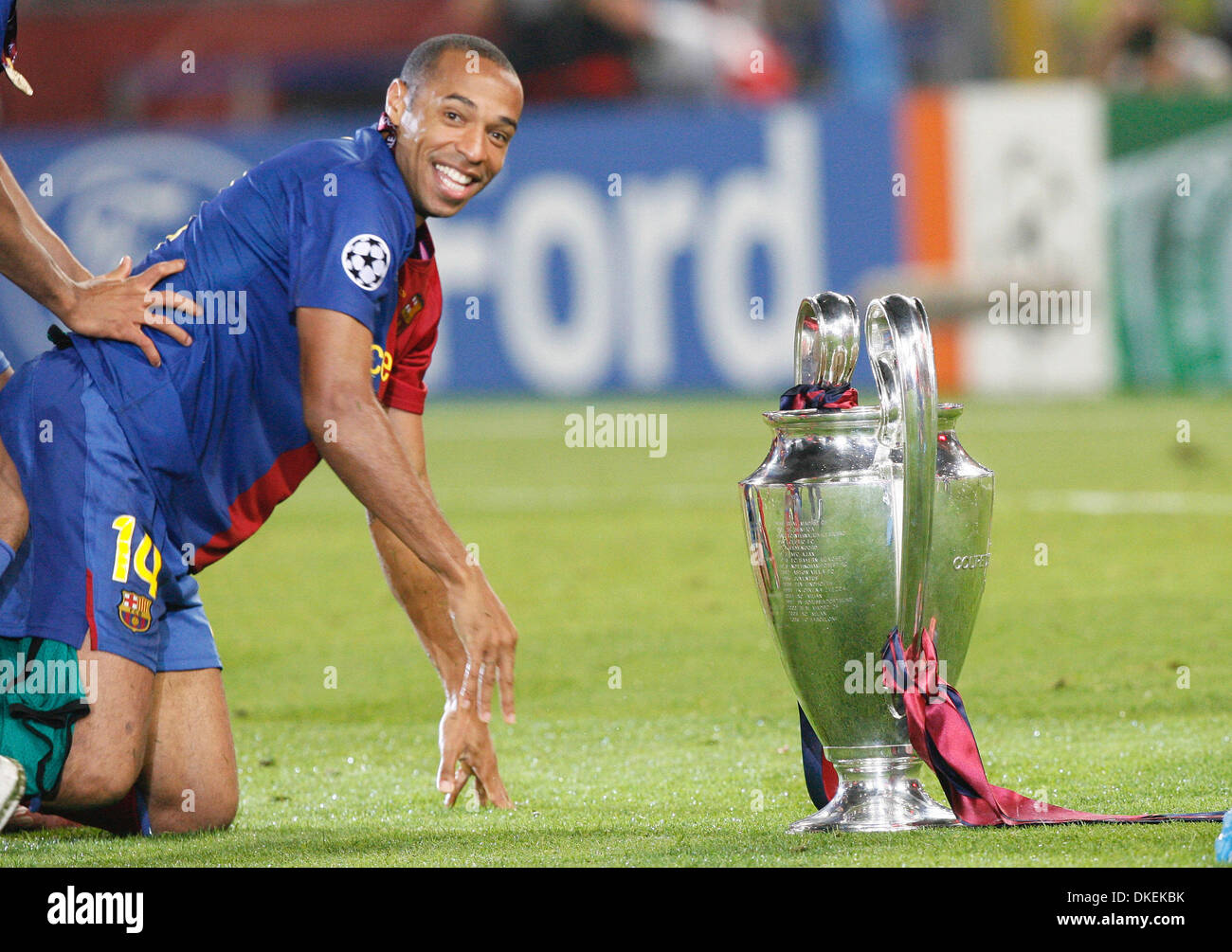 27. Mai 2009 - Rom, Italien - THIERRY HENRY und Trophy während UEFA Champions League Soccer Finale zwischen Barcelona und Manchester United im Stadio Olimpico in Rom, Italien. Barcelona schlug Manchester United 2: 0. (Kredit-Bild: © Foto Olimpic/Action Press/ZUMA Press) Einschränkungen: * Nord- und Südamerika Rechte nur * Stockfoto