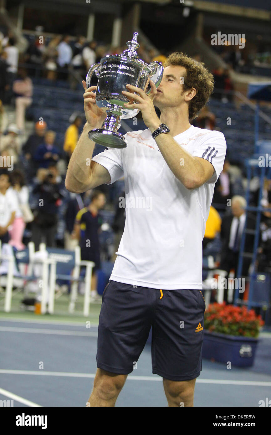 Andy Murray (Schottland) küsst uns Open Trophy US Open 2012 Herren Finale - Novak Djokovic (Serbien) gegen Andy Murray (Schottland)- Stockfoto