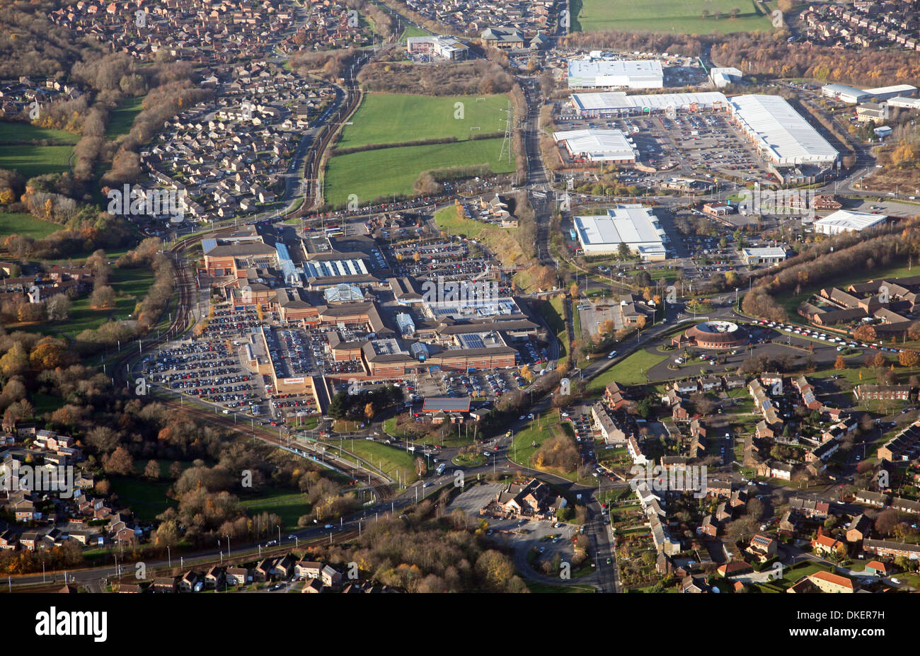 Luftbild von Crystal Peaks Shopping Centre und Drake Haus Retail Park in der Nähe von Sheffield Stockfoto