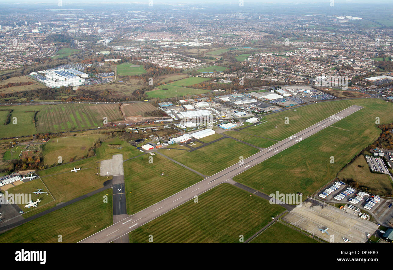 Luftaufnahme von Coventry und Landebahn Stockfoto