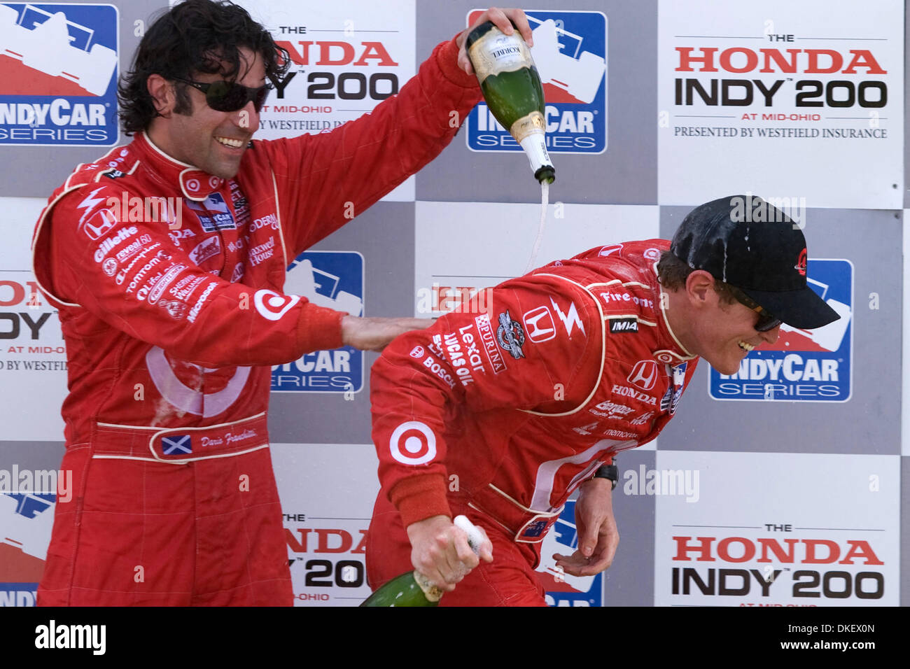 9. August 2009: Dritter Platz Finisher Dario Franchittihe gießt Champagner auf siegreiche Fahrer Scott Dixon nach den Honda Indy 200 auf der Mid-Ohio Sports Car Course in Lexington, OH. (Kredit-Bild: © Southcreek Global/ZUMApress.com) Stockfoto
