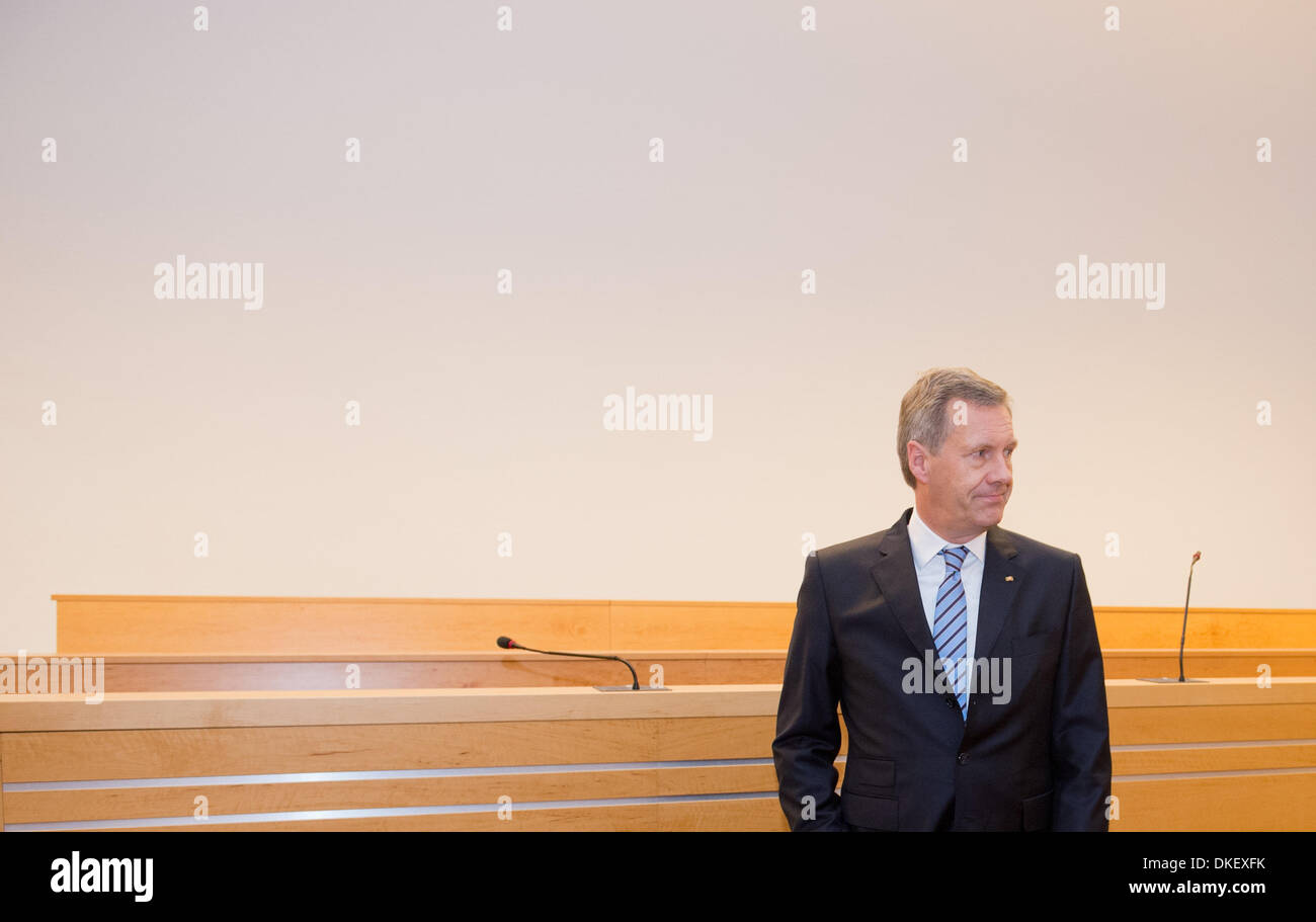 Hannover, Deutschland. 5. Dezember 2013. Der ehemalige deutsche Bundespräsident Christian Wulff steht im Gerichtssaal an das Landgericht Hannover, 5. Dezember 2013. Der ehemalige Bundespräsident Wulff wird mit Gefälligkeiten zu akzeptieren. Foto: JULIAN STRATENSCHULTE/Dpa/Alamy Live News Stockfoto