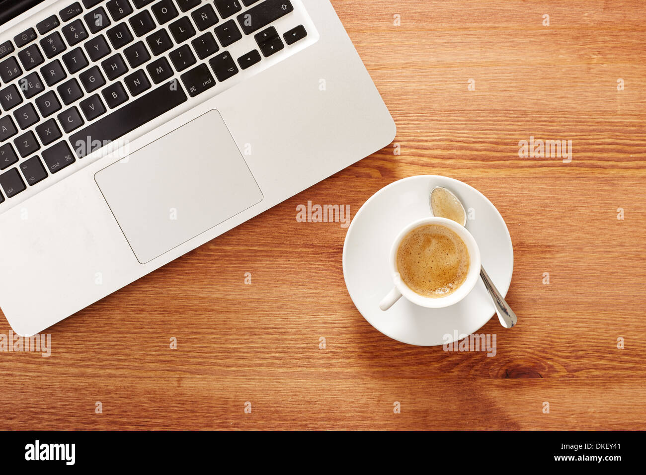 Kaffeetrinken vor Computer am Arbeitsplatz Stockfoto