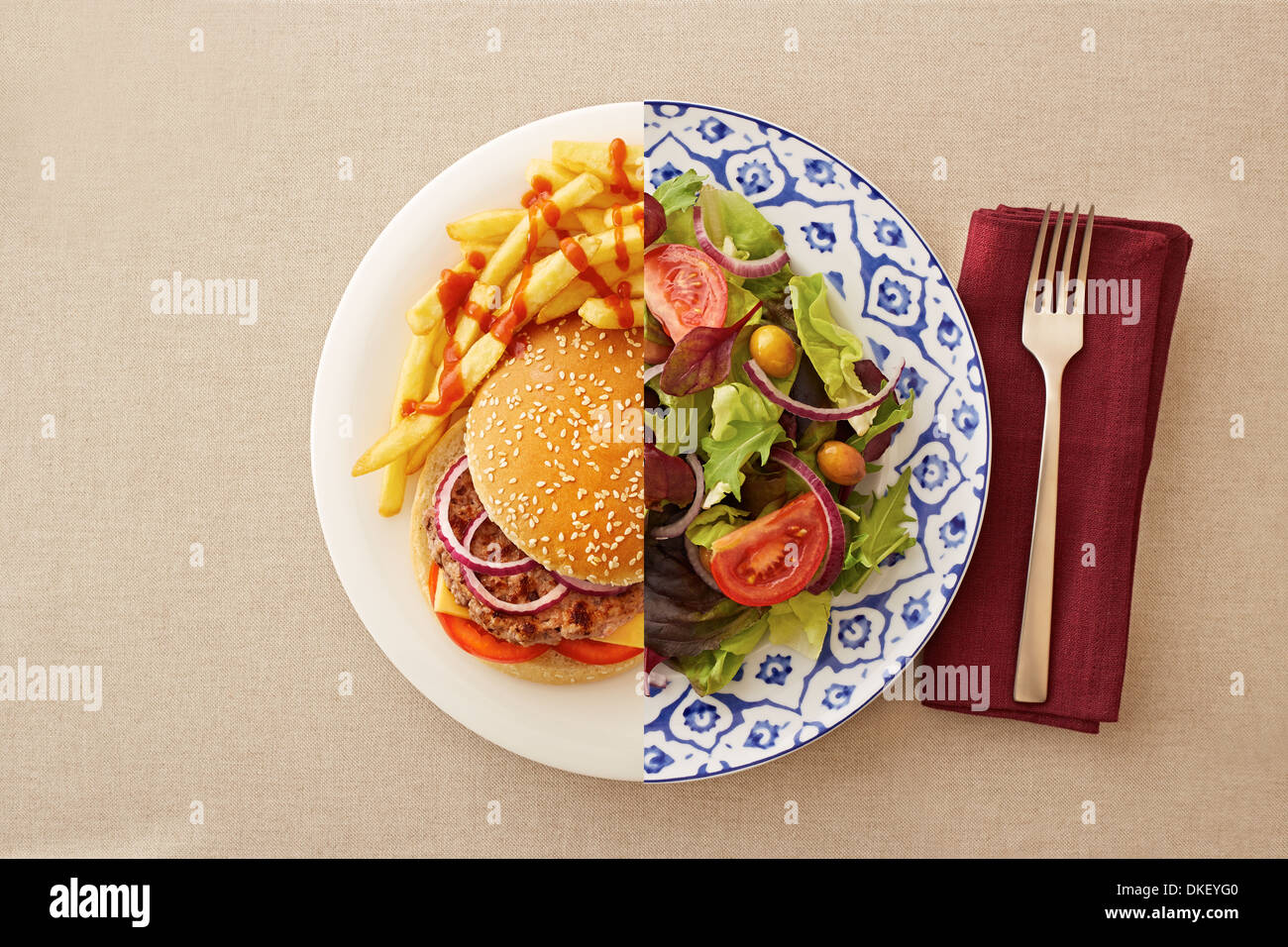 Low Fett gesunden Salat gegen ungesunde fettigen burger Stockfoto
