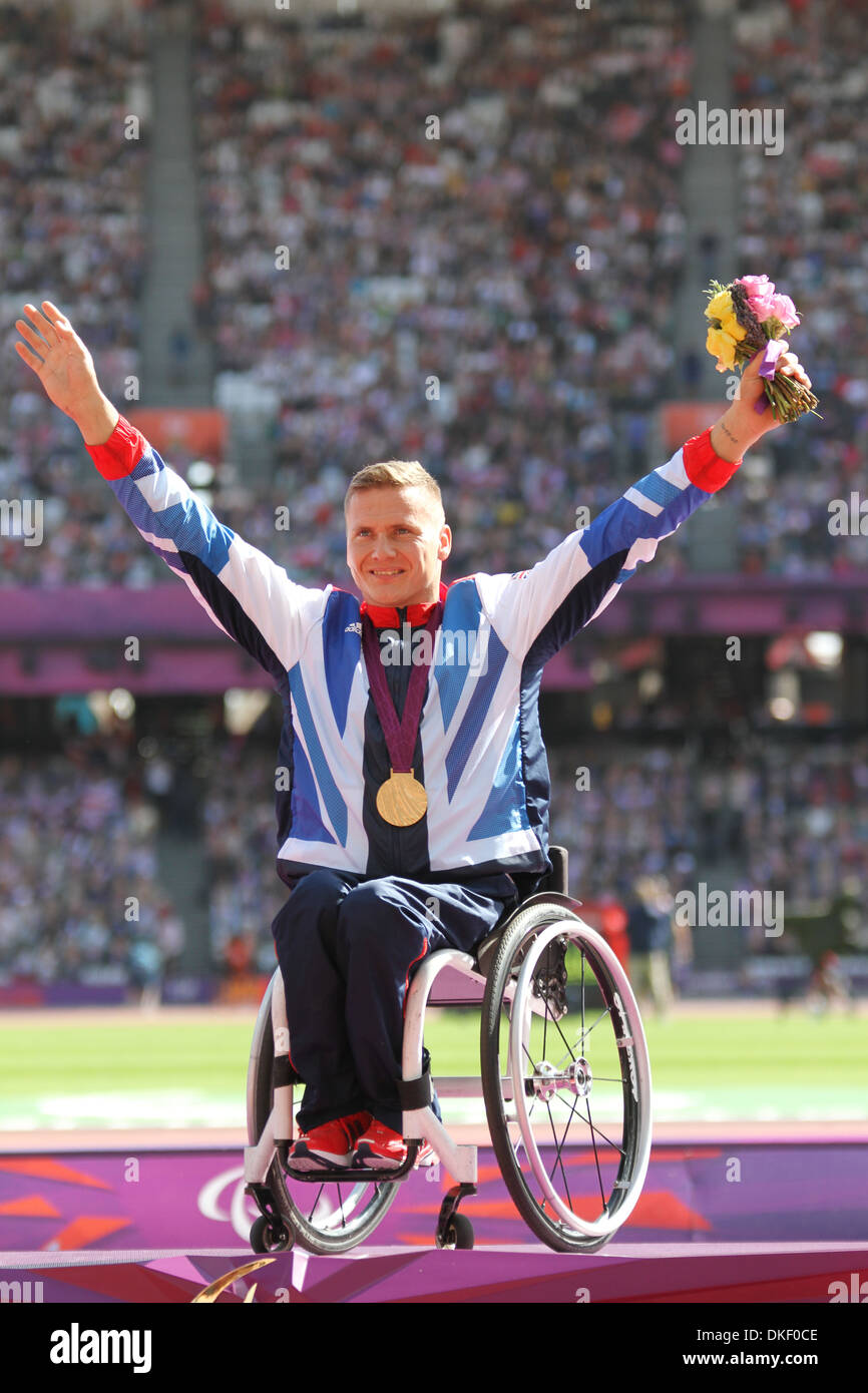 David Weir ruft seine Goldmedaille für die Mens 1500m - T54 im Olympia-Stadion in London 2012 Paralympischen Spiele zu gewinnen. Stockfoto