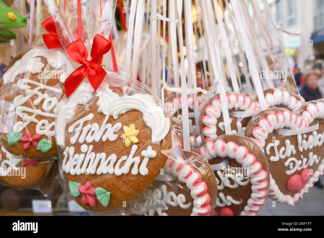 Lebkuchenherzen auf einem Weihnachtsmarkt in Deutschland Stockfoto