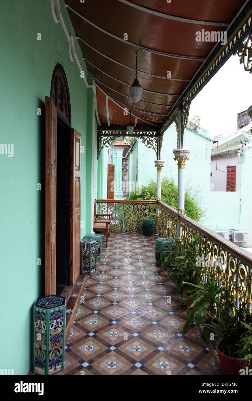 Es ist ein Foto von einem chinesischen Herrenhaus in Penang in Malaysia. Wir sehen, Flur, Treppe, Balkon im alten Stil Stockfoto