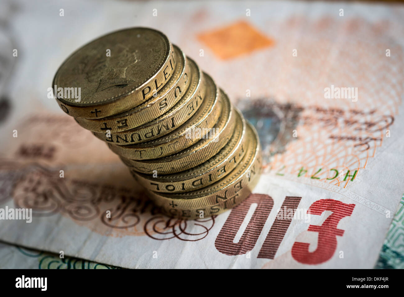 ein Pfund Münzen und £10 Bill, UK Stockfoto