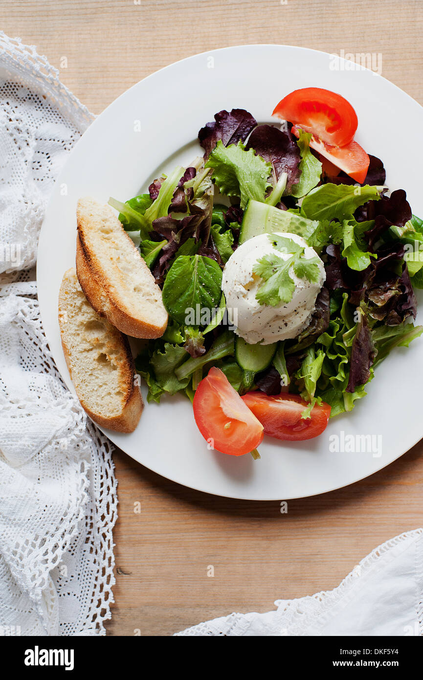 Frischer gemischter Salat mit in Scheiben Baguette Stockfoto