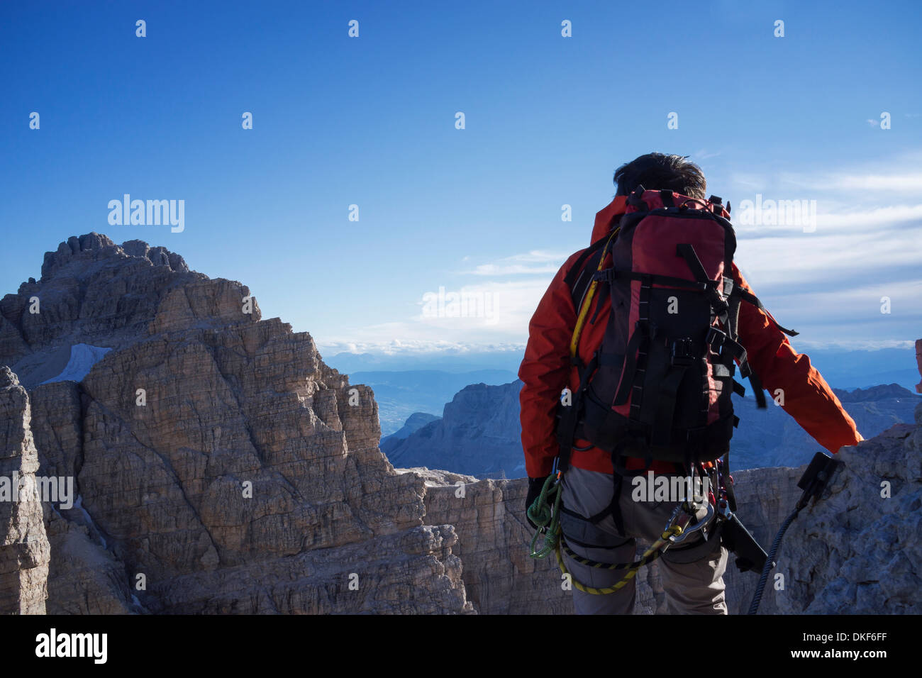 Kletterer in der Brenta-Dolomiten, Italien, Aufstieg vorbereiten Stockfoto
