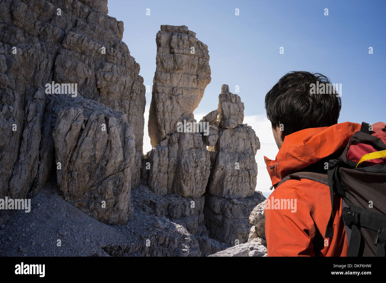 Kletterer Blick auf Felswände, Brenta-Dolomiten, Italien Stockfoto