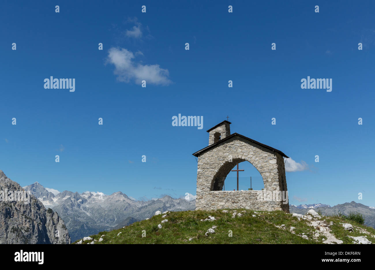 Stein-Kapelle in den Bergen, Brenta-Dolomiten, Italien Stockfoto
