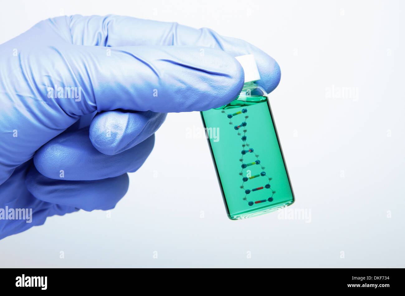 Biologie Forschung: Hand tragen einen Nitril-Handschuh hält ein Fläschchen mit einem Modell der DNA-Molekül im Inneren Stockfoto