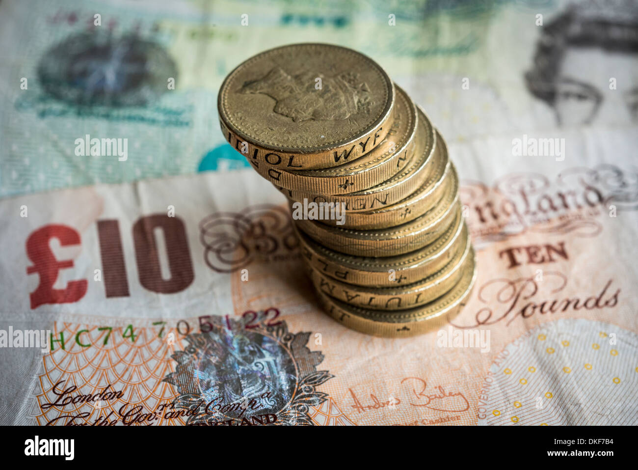 ein Pfund Münzen und £5, £10 Rechnung, UK Stockfoto