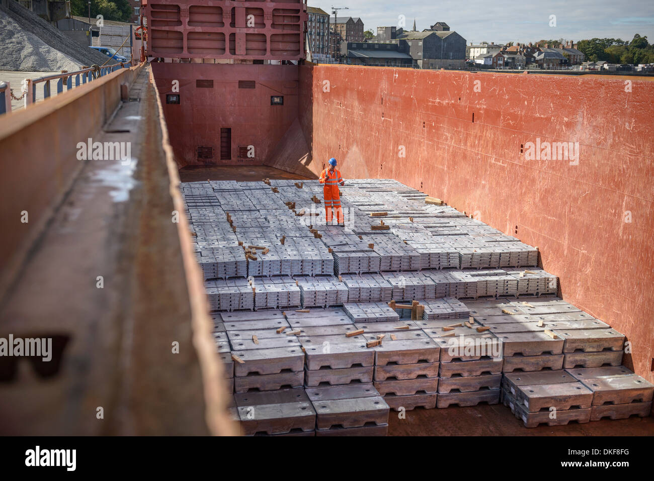 Arbeiter auf Metallbarren in Schiffsluke stehend Stockfoto