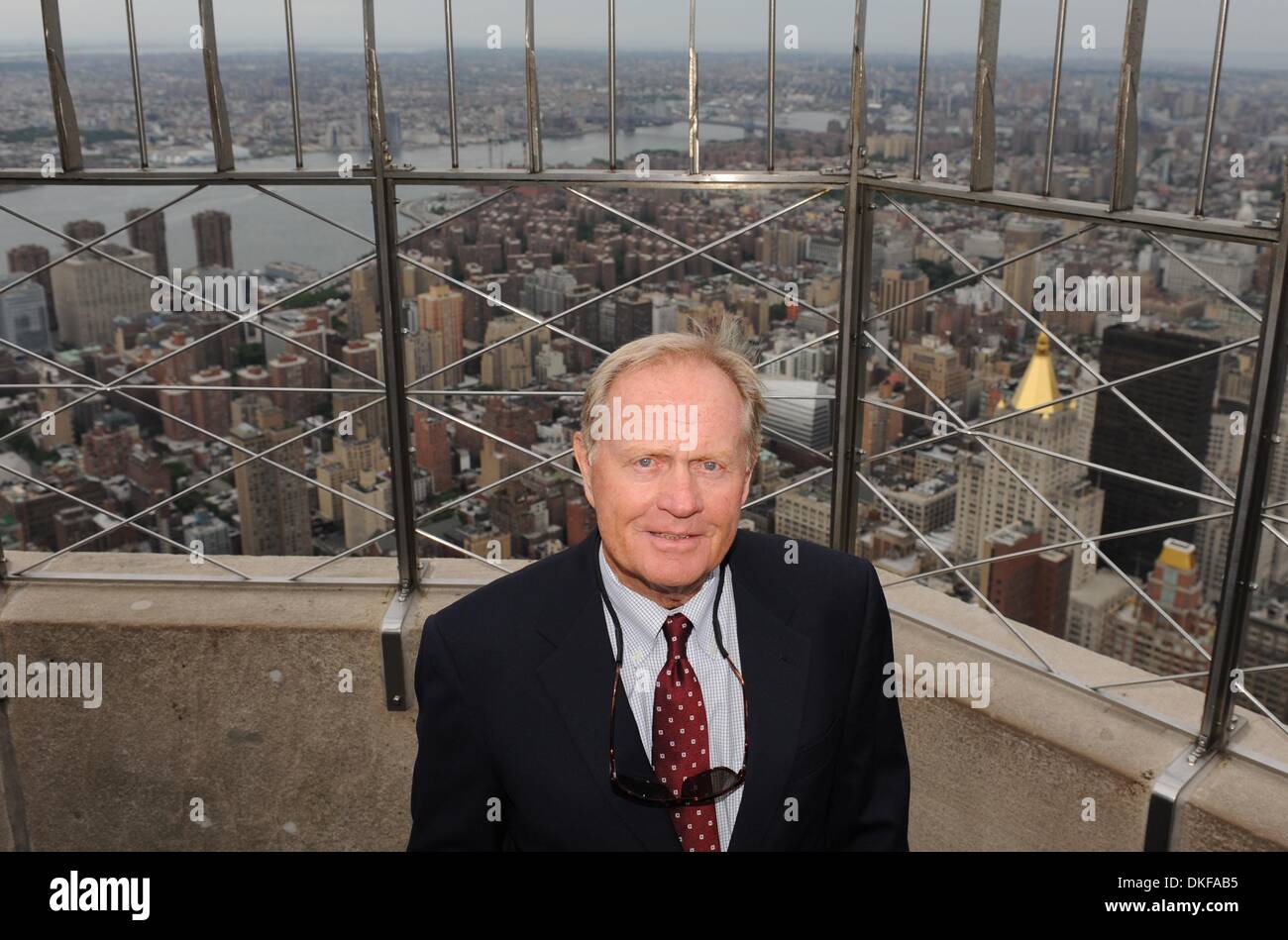 17. Juni 2009 - Manhattan, New York, USA - Golf-Legende JACK NICKLAUS leuchtet das Empire State Building, rot, weiß und blau und Touren die 86. Etage Sternwarte zu feiern, das Spielen von der 2009 US Open Championship in Bethpage State Park schwarz Kurs in Farmingdale, N.Y.  (Kredit-Bild: © Bryan Smith/ZUMA Press) Einschränkungen: * New York City Zeitungen Rechte heraus * Stockfoto