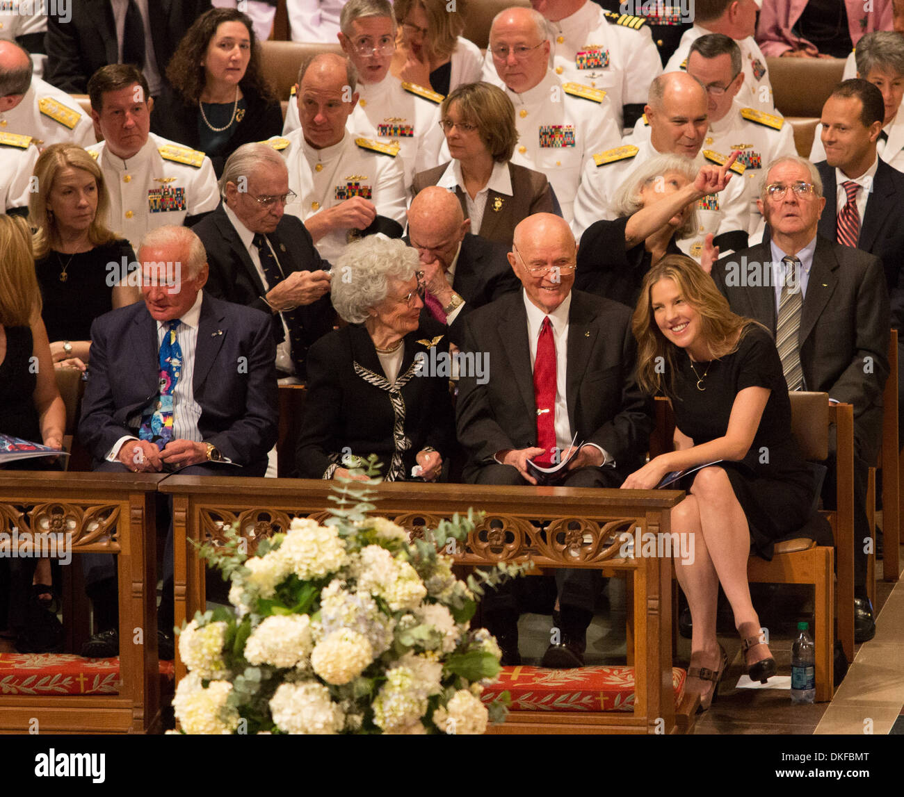 Buzz Aldrin Annie Glenn und John Glenn Memorial Service zu Ehren der Vereinigten Staaten Astronaut Neil Armstrong Washington DC USA- Stockfoto