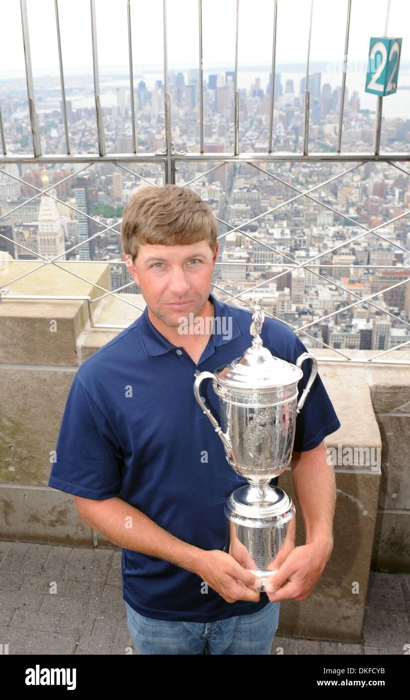 23. Juni 2009 - Manhattan, New York, USA - 2009 U.S. Open-Champion LUCAS GLOVER tourt das Empire State Building einschließlich 103. Stock Brüstung mit Blick auf die Skyline der Stadt.  (Kredit-Bild: © Bryan Smith/ZUMA Press) Einschränkungen: * New York City Zeitungen Rechte heraus * Stockfoto