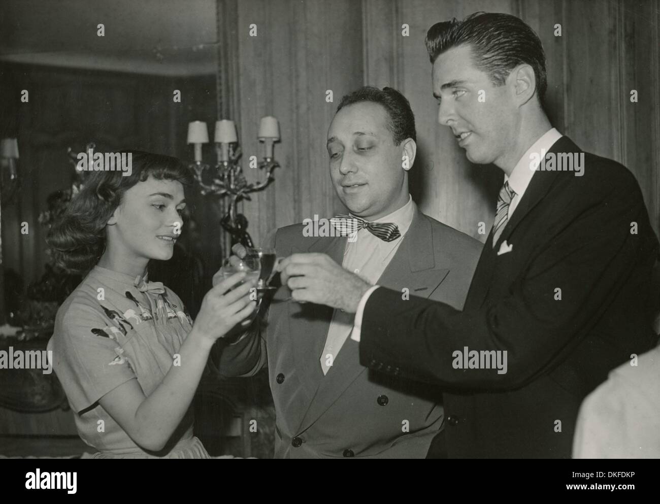 2. Januar 1949 - Paare, Frankreich - JEAN PIERRE MELVILLE; Französische Schauspielerin DANIÈLE DELORME und amerikanischen Medium ARTHUR FORD trinken Cocktails im Hotel Georges V. genaues Datum unbekannt. (Kredit-Bild: © KEYSTONE Pictures/ZUMAPRESS.com) Stockfoto