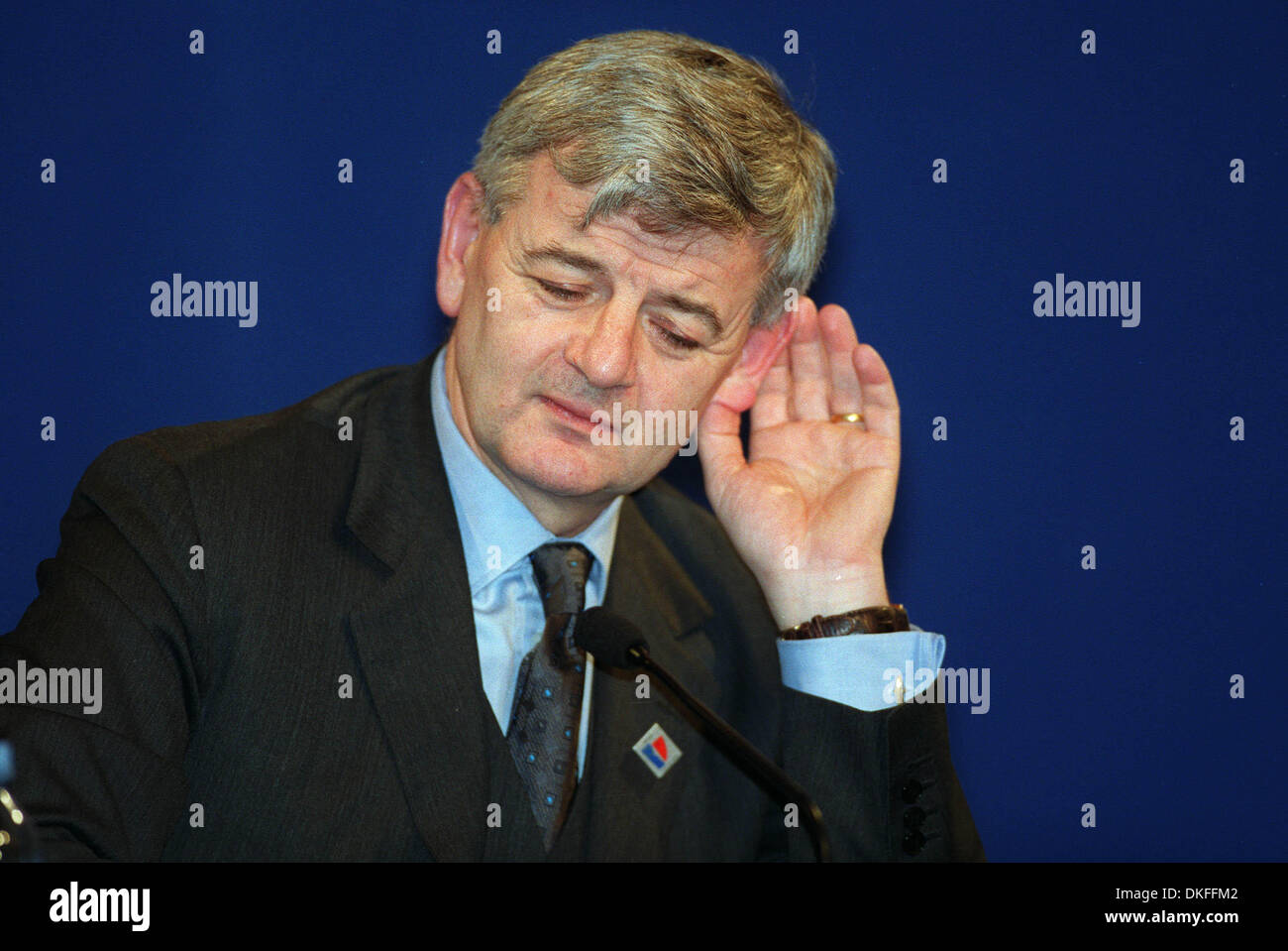 JOSCHKA FISCHER. AUßENMINISTER VON DEUTSCHLAND. NIZZA, FRANKREICH, EUROPÄISCHE GIPFEL. EU-GIPFEL NIZZA 2000.11/12/2000.U97B31 Stockfoto