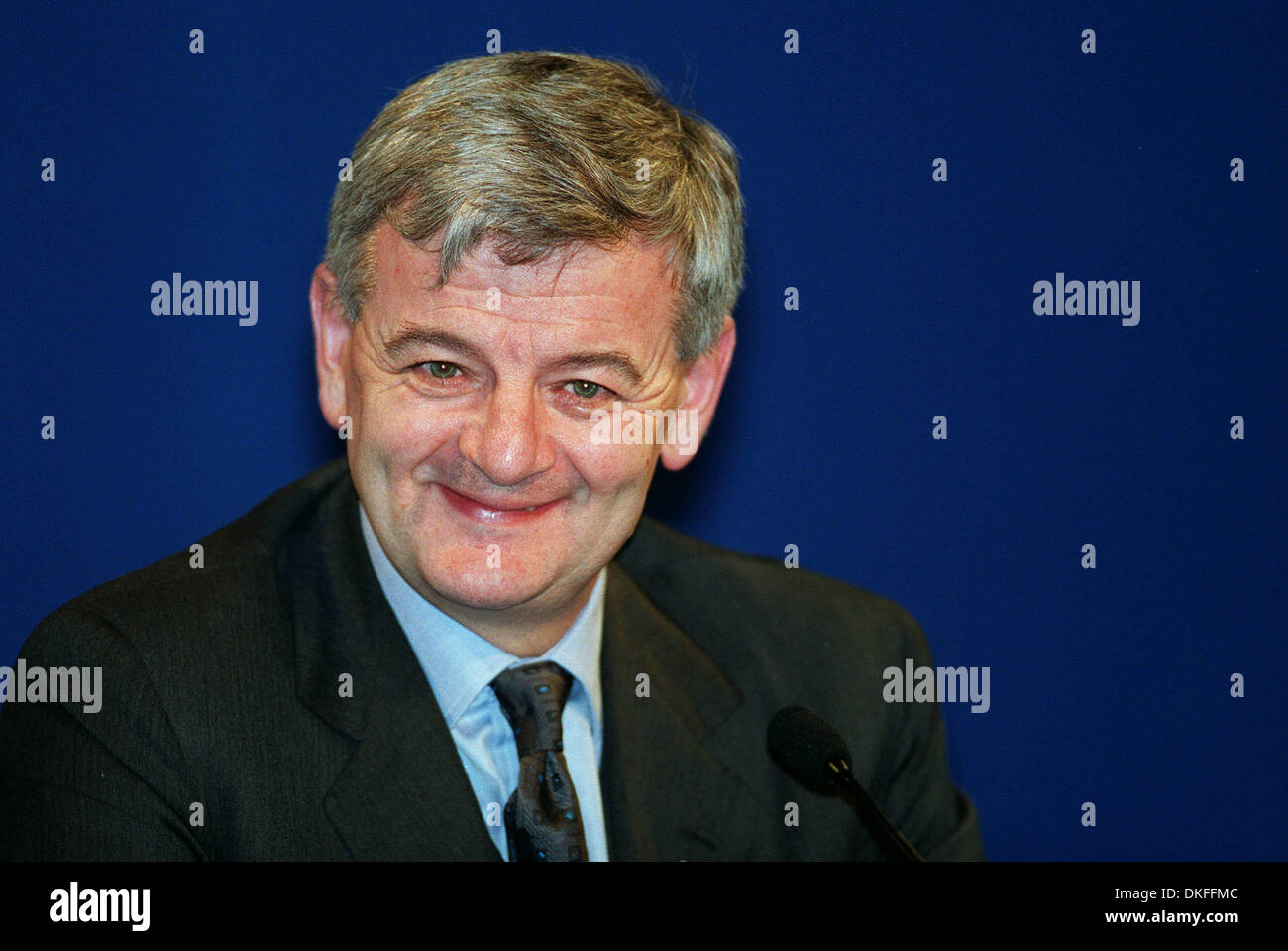 JOSCHKA FISCHER. AUßENMINISTER VON DEUTSCHLAND. NIZZA, FRANKREICH, EUROPÄISCHE GIPFEL. EU-GIPFEL NIZZA 2000.11/12/2000.U98G18 Stockfoto