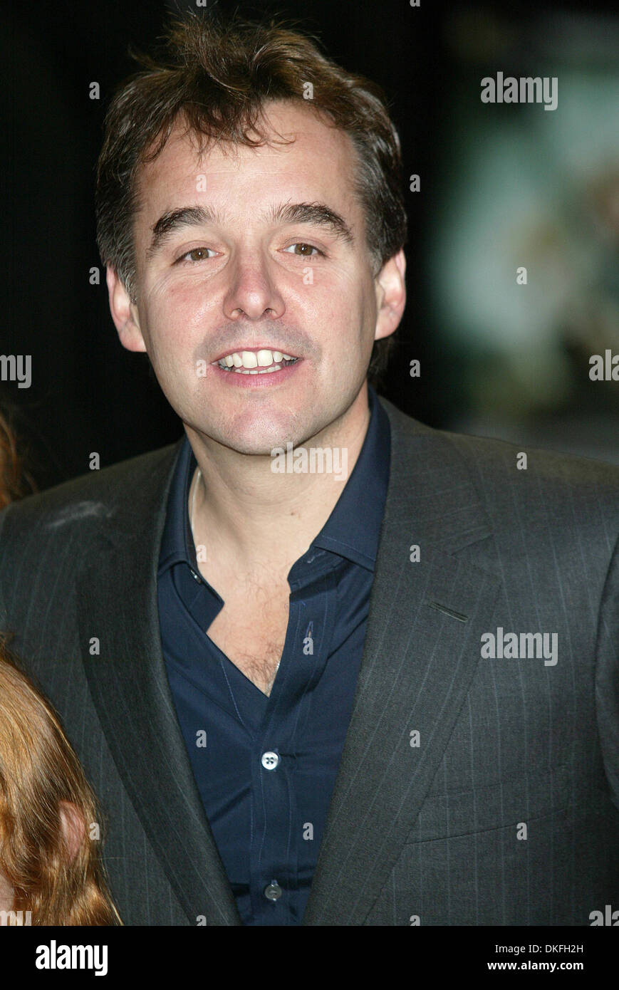 CHRIS COLUMBUS. REGISSEUR. ODEON LEICESTER SQUARE, LONDON.04/11/2002.DIB4014. BILDNACHWEIS: ALLSTAR / Stockfoto