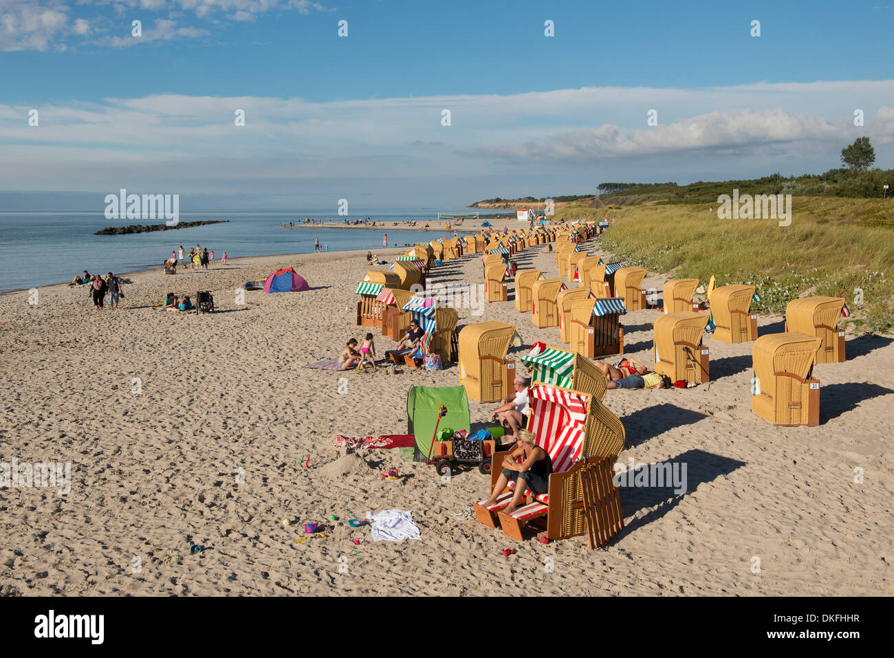 Ostsee, Strand und Wicker Strandkörbe, Wustrow Resort, Mecklenburg-Vorpommern, Deutschland Stockfoto