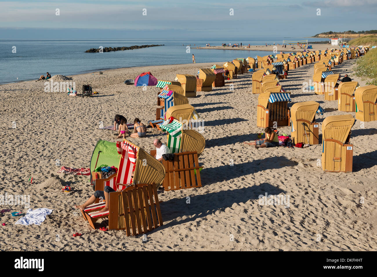 Ostsee, Strand und Wicker Strandkörbe, Wustrow Resort, Mecklenburg-Vorpommern, Deutschland Stockfoto