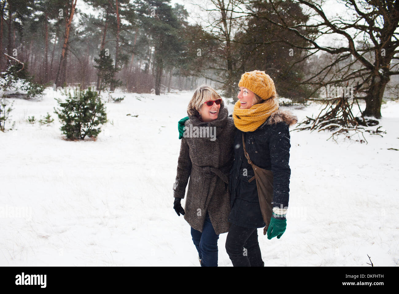 Mutter und Tochter, Wandern im Schnee Stockfoto