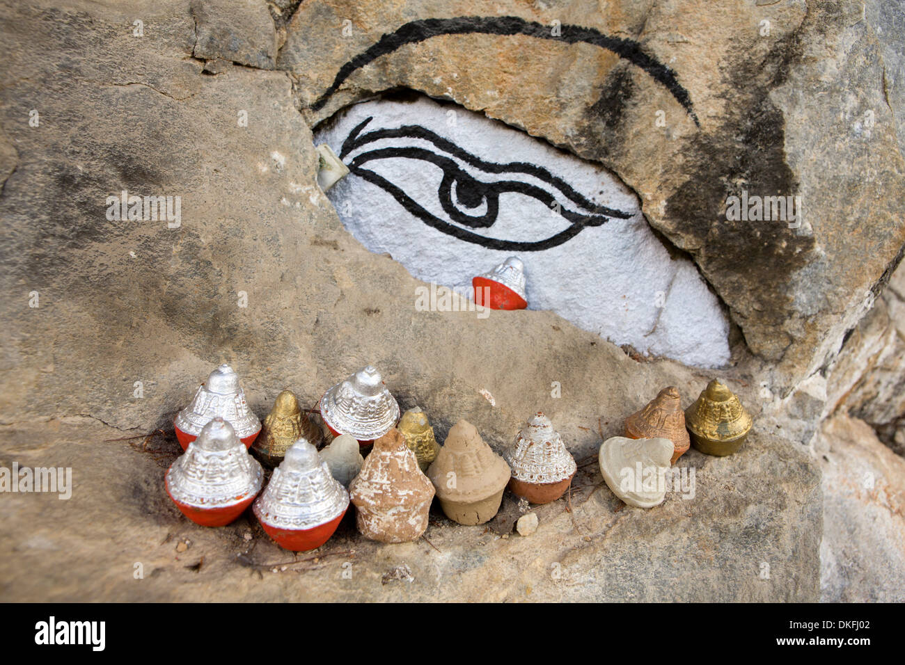 Bhutan, Pele La Pass, buddhistischen Schrein neben Trongsa Straße, all Seeing Eye & kleinen Chörten Stockfoto