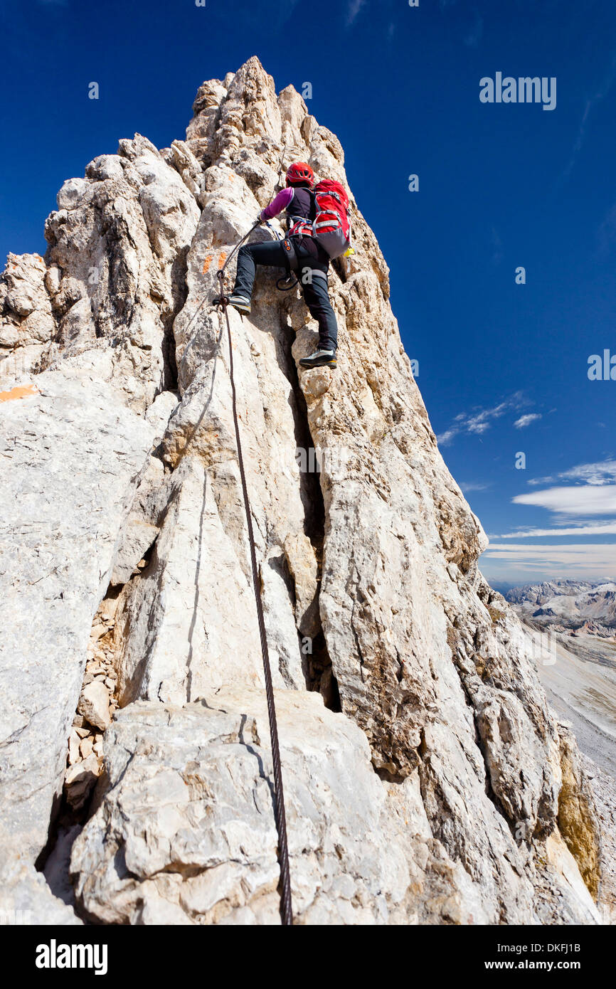 Bergsteiger, die entlang der Zehner Ferrata Klettersteig Zehnerspitze Berg in der Fanes Gruppe in aufsteigender Stockfoto