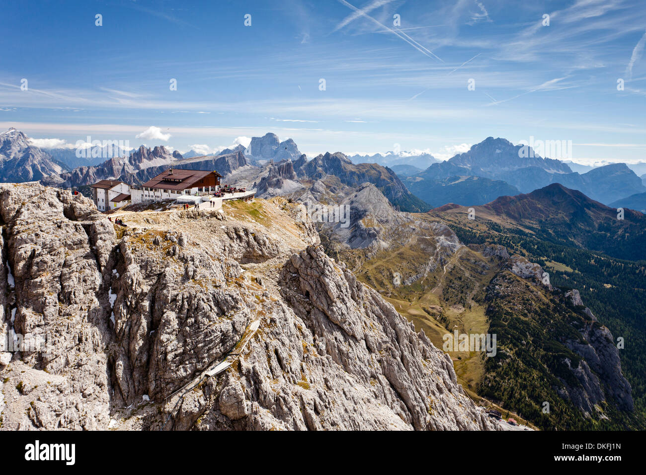 Rifugio Lagazuoi Berghütte vor Berg Pelmo und Civetta-Gruppe, Dolomiten, Belluno, Italien Stockfoto