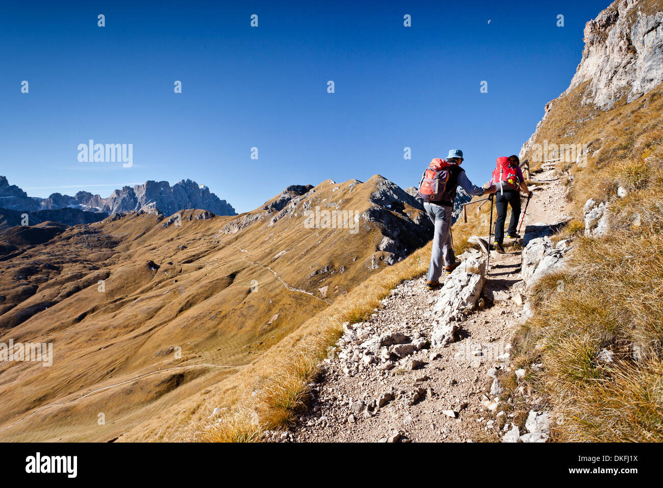 Bergsteiger auf der Peitlerscharte pass zum Peitlerkofel im Naturpark Puez-Geisler, hinter dem Kreuzkofeljoch aufsteigend und die Stockfoto