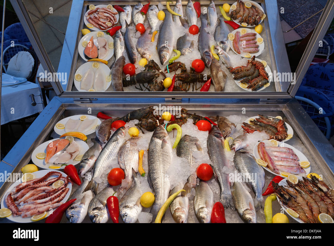 Fischen Sie auf dem Display an einem Restaurant, Marmaris, Muğla Provinz, Ägäis, Türkei Stockfoto