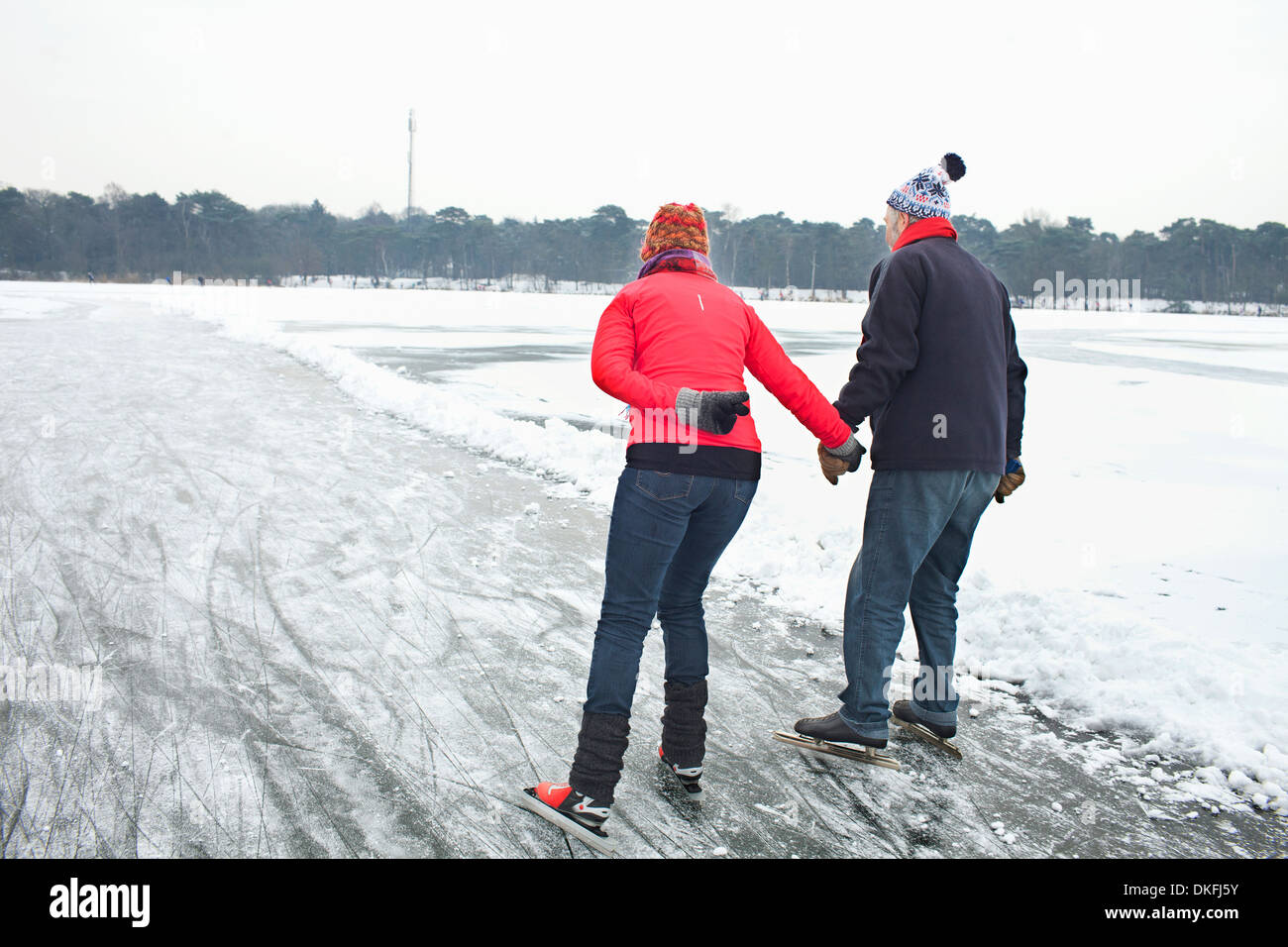 Paar Ice skating, Hand in Hand Stockfoto