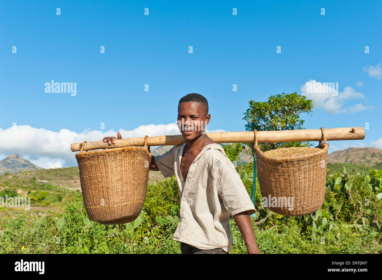 Junger Mann, der die Antandroy Menschen tragen Körbe für die Feldarbeit, Tolagnara, Madagaskar Stockfoto