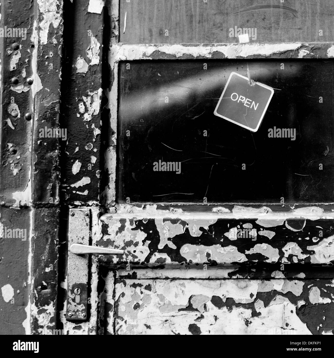 Alte Tür mit Schild "geöffnet" Stockfoto